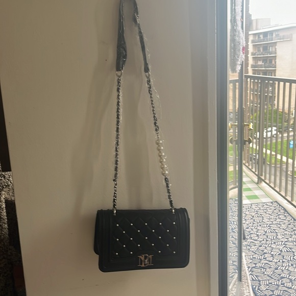 Badgley Mischka NWT crossbody or shoulder bag
Pearl accents - Picture 3 of 8